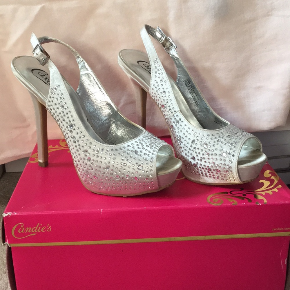 Silver Heels - Picture 2 of 7